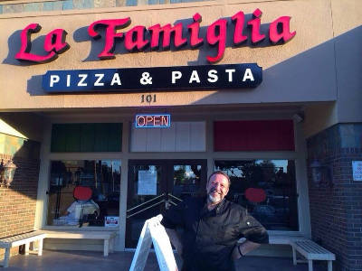 Nightlife La Famiglia Pizza & Pasta in Mesa AZ